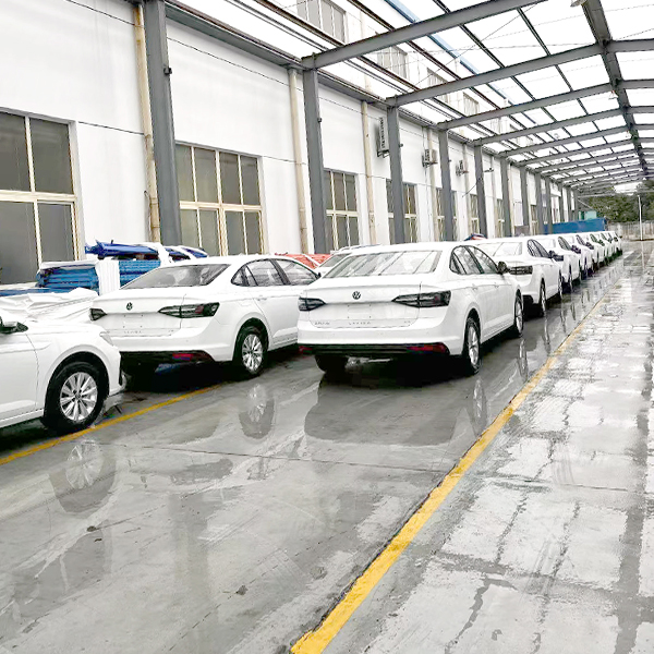 Flotte de formation sur les véhicules ACAR dans l\'aire de parking couverte