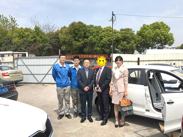 Les membres de l'équipe avec des clients à l'extérieur