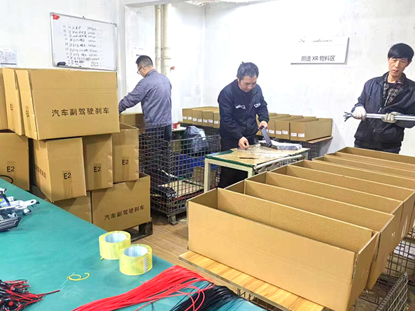 Station de contrôle d'emballage et de qualité pour les pièces du véhicule