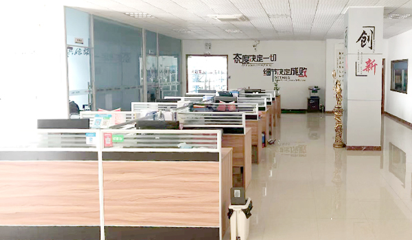 Espace de bureau moderne avec des postes de travail