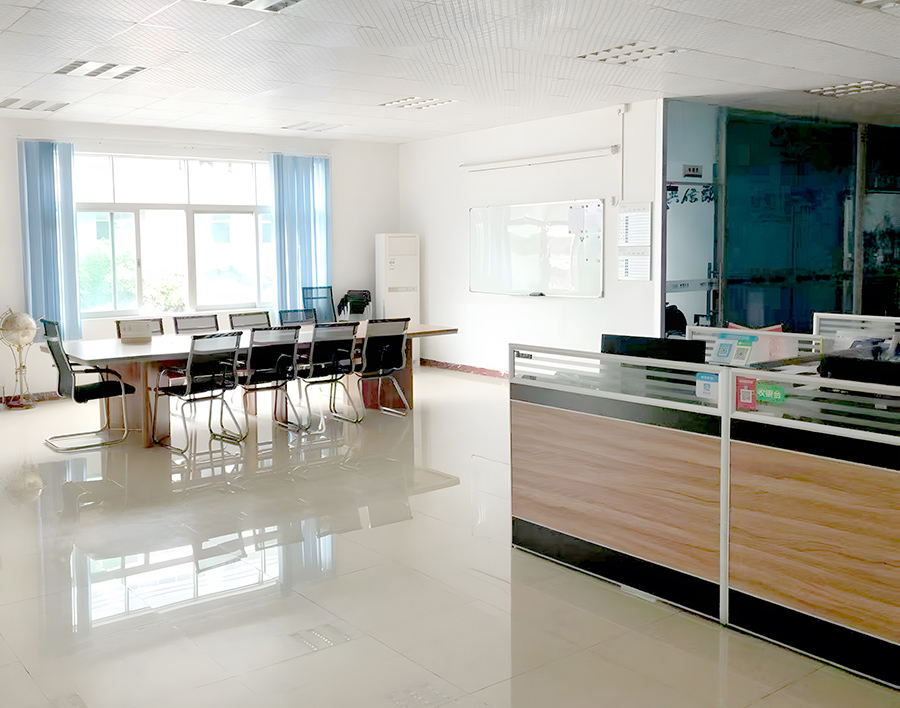 Salle de réunion professionnelle propre avec table de conférence