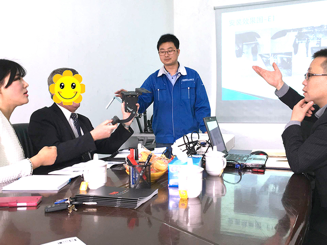 Réunion de l'équipe commerciale à la salle de conférence