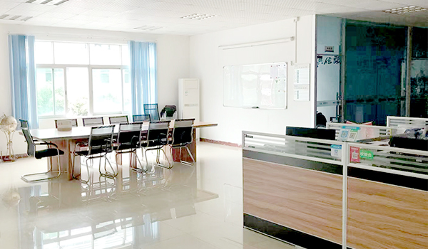 Salle de réunion professionnelle ACAR avec table de conférence